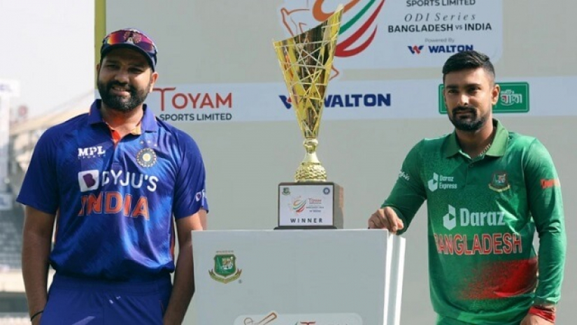 ট্রফি নিয়ে দুই দলের অধিনায়ক