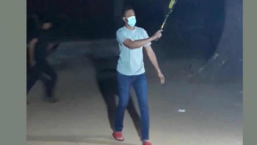 মধ্যরাতে ঢাবিতে ব্যাডমিন্টন খেললেন সাকিব