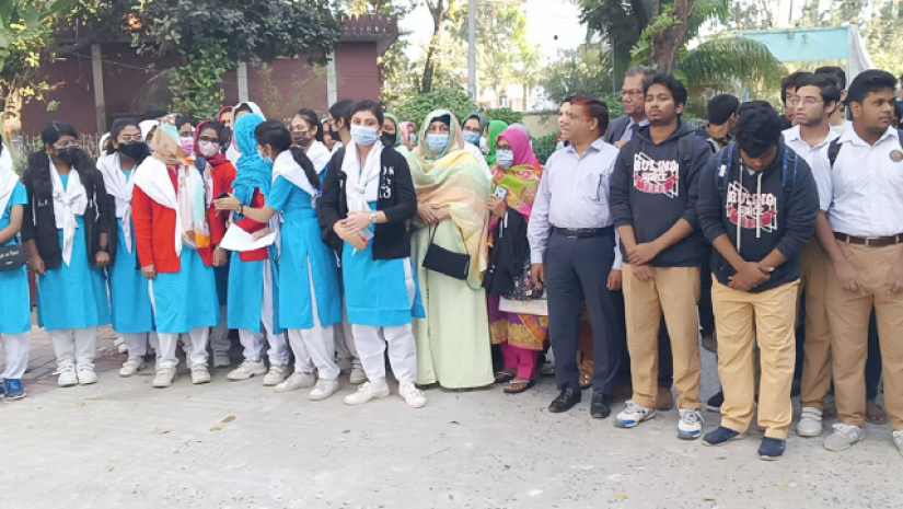 ফল পুনর্মূল্যায়নের দাবি জানানো শিক্ষার্থীরা