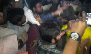 এবার প্রশাসনের সঙ্গে অনশনরত রাবি শিক্ষার্থীদের হাতাহাতি