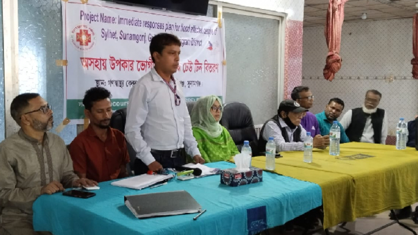 বন্যায় ক্ষতিগ্রস্তদের মাঝে গণস্বাস্থ্য কেন্দ্রের ঢেউটিন বিতরণ