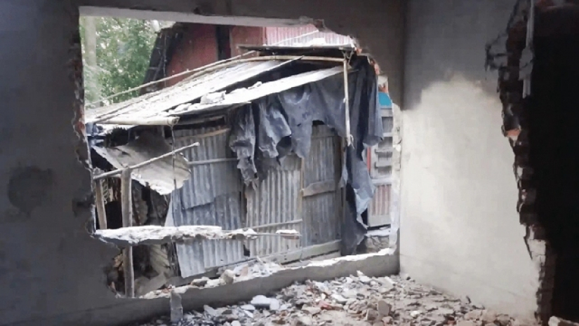 প্রতিপক্ষের হামলায় ক্ষতিগ্রস্ত ঘর