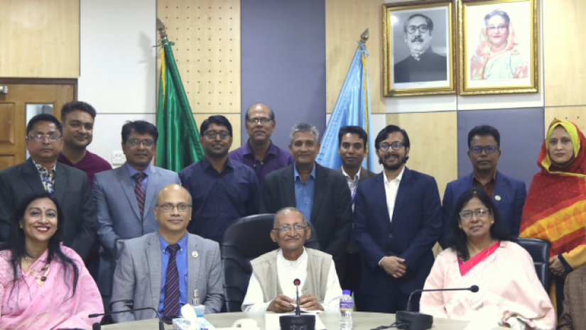 অনুষ্ঠানে উপস্থিত আছেন ইউজিসি চেয়ারম্যান অধ্যাপক ড. কাজী শহীদুল্লাহ