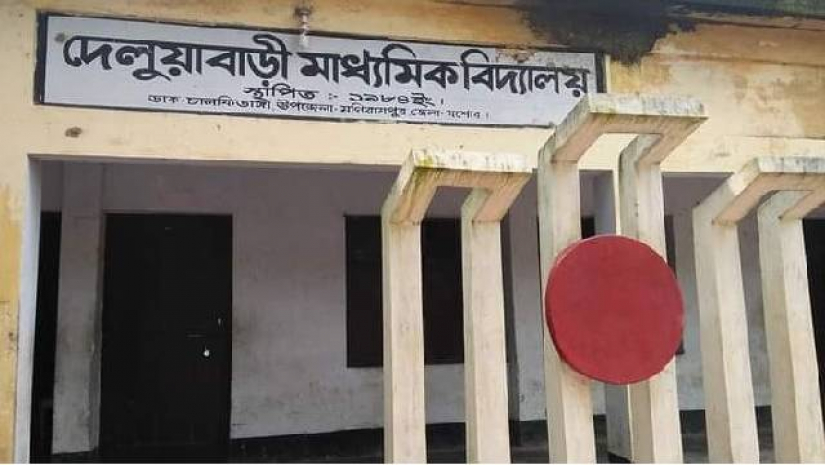 প্রধান শিক্ষককে জুতাপেটা করলেন সহকারী শিক্ষিকা