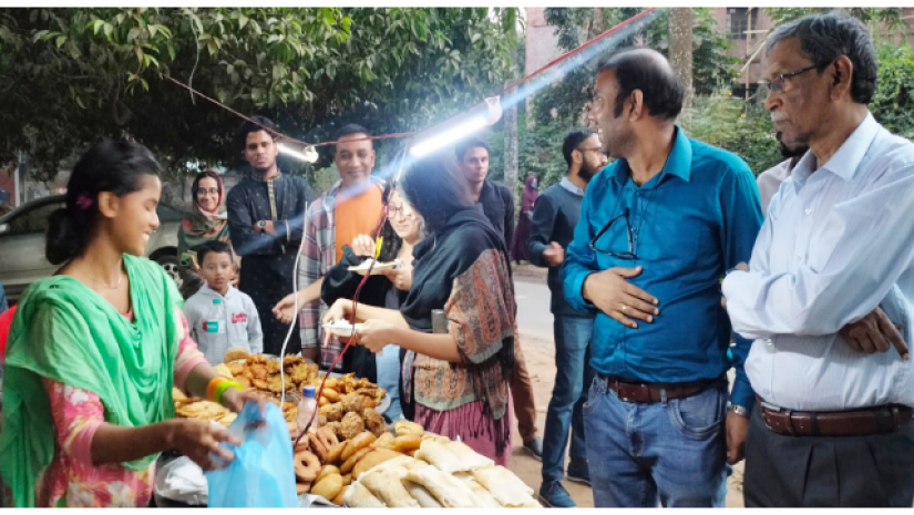 ক্যাম্পাসে হেঁটে হেঁটে পিঠা স্টল পরিদর্শন করেছেন উপাচার্য অধ্যাপক নূরুল আলম