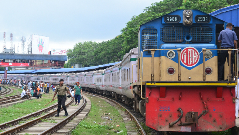 মোবাইলে কথা বলতে বলতে ট্রেনের নিচে ঝাঁপ স্কুলছাত্রীর