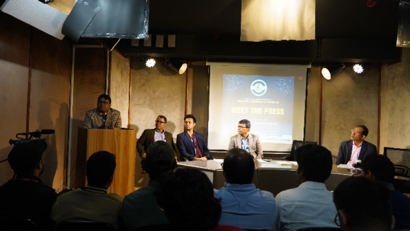 সংবাদ সম্মেলনে অতিথি