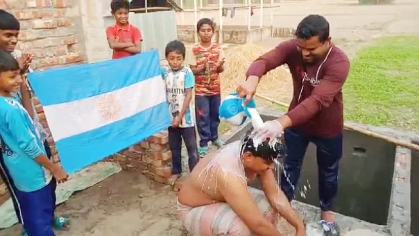 দুধ দিয়ে গোসল করে আর্জেন্টিনা দলে ‘ব্রাজিল সমর্থক’