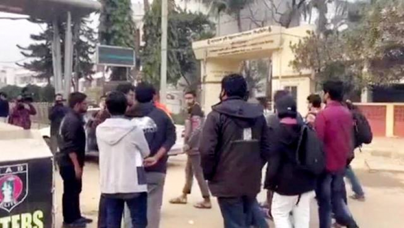 রাজধানীর কুর্মিটোলায় সংস্থাটির কার্যালয়ে গেছেন একদল শিক্ষার্থী