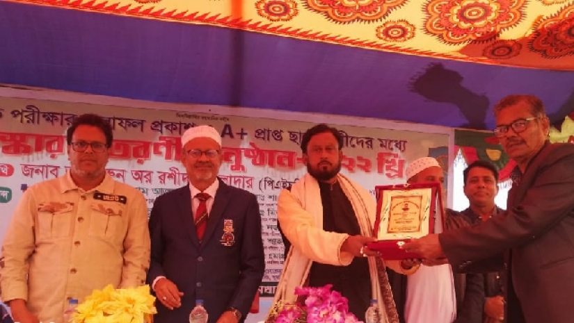 শিক্ষার্থীদের মধ্যে সম্মাননা প্রদান অনুষ্ঠান