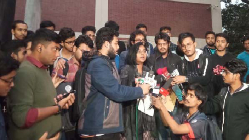 সাংবাদিকদের সাথে কথা বলছেন বুয়েট শিক্ষার্থীরা