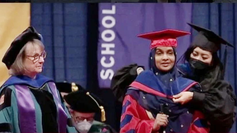 সনদ নিচ্ছেন সুরাইয়া আক্তার