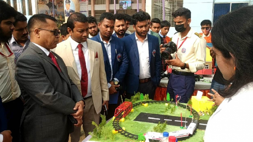 শতাধিক শিক্ষার্থী বিজ্ঞান মেলায় তাদের প্রকল্প উপস্থাপন করেছেন