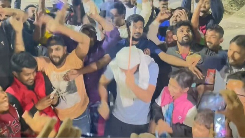 শিশু, কিশোর, তরুণদের সঙ্গে আর্জেন্টিনার জয় উদযাপন মাশরাফির