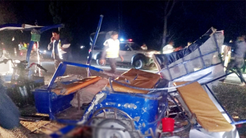 ট্রাক-অ্যাম্বুলেন্স-ইজিবাইকের ত্রিমুখী সংঘর্ষে ৫ জন নিহত