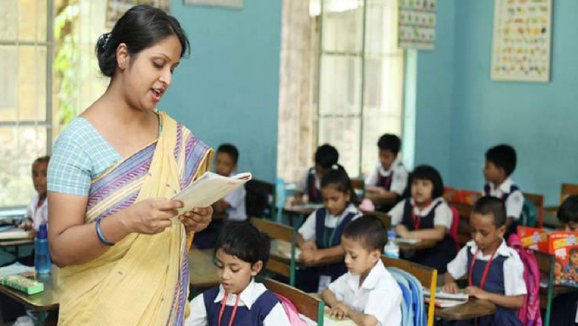 ক্লাস নিচ্ছেন প্রাথমিক শিক্ষক
