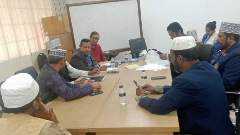 ঢাকা বিশ্ববিদ্যালয়ের শিক্ষা ও গবেষণা ইনস্টিটিউটের (আইআর) গবেষণা দলের সঙ্গে আলোচনায় স্বতন্ত্র ইবতেদায়ী মাদ্রাসার শিক্ষক নেতারা।