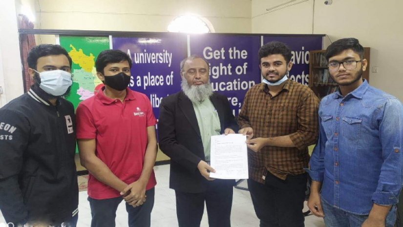 স্মারকলিপি জমা দিচ্ছেন ভর্তিচ্ছুরা