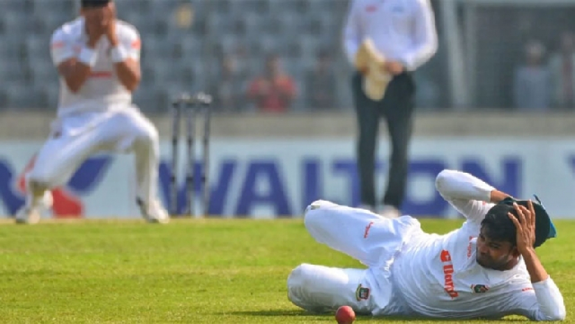 ব্যাথা পেয়ে মাঠ ছাড়ছেন মিরাজ 