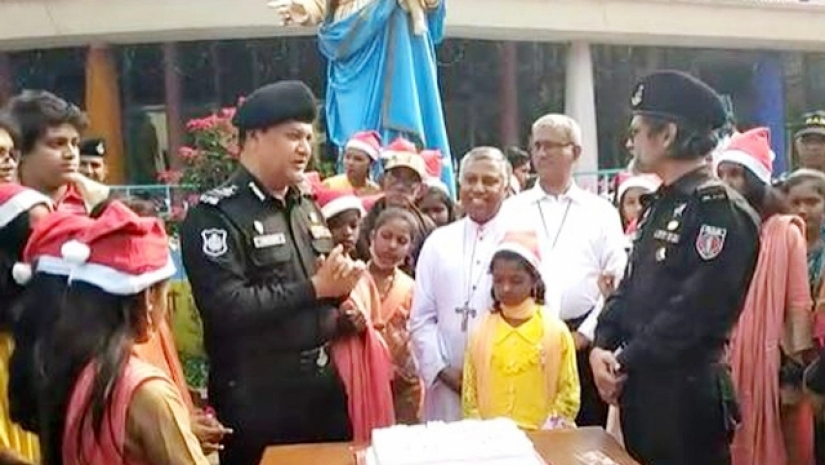 অনাথাশ্রমের শিশুদের সঙ্গে র‍্যাবের বড়দিন উদযাপন