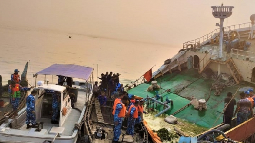ডুবতে থাকা তেলবাহী জাহাজ উদ্ধার অভিযান চালাচ্ছে কোস্টগার্ড