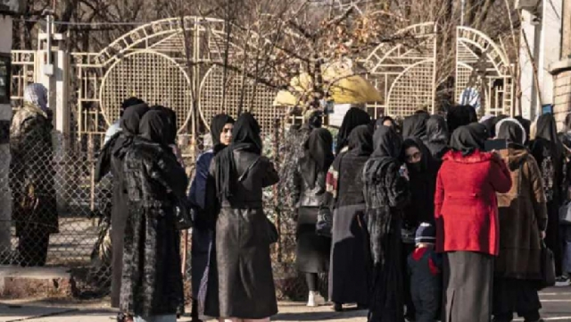 তালিবান শাসকের বিরুদ্ধে প্রতিবাদ জানাতে নেমেছিলেন আফগান ছাত্রীরা