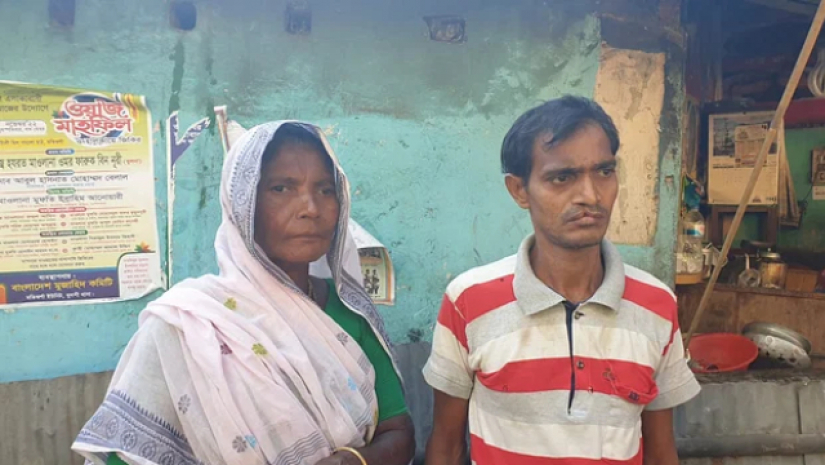 মায়ের সঙ্গে পাকু দাস