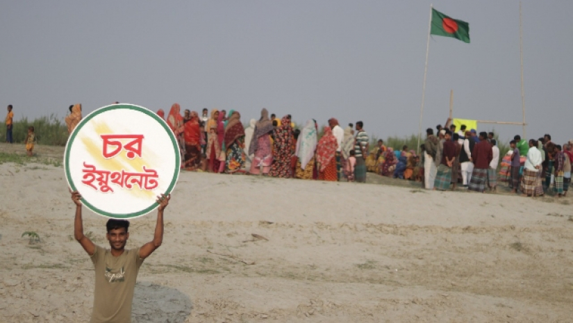 ত্রাণ সহায়তা নিয়ে বানভাসিদের পাশে ইয়ুথনেট