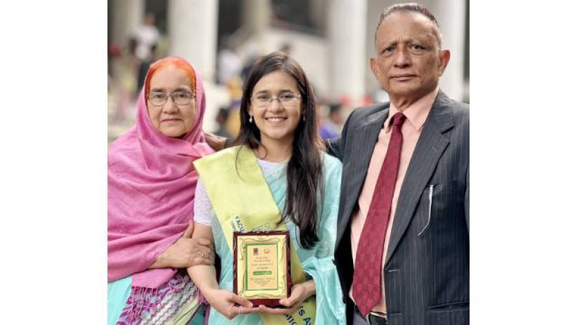 বাবা-মার সঙ্গে মুনজেরিন শহীদ