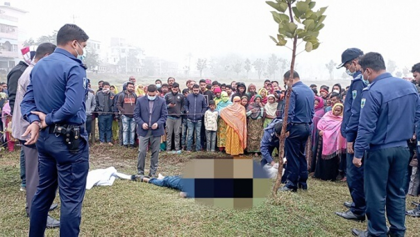 গুড়ায় সরকারি আজিজুল হক কলেজের খেলার মাঠ থেকে মরদেহ উদ্ধার করেছে পুলিশ