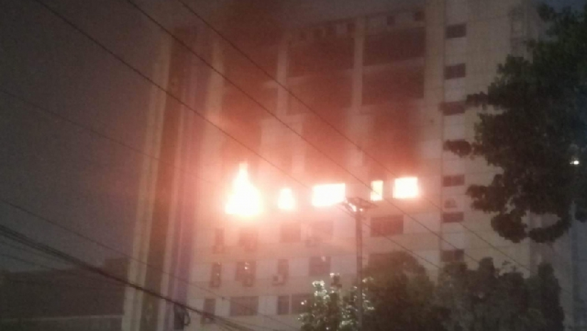 রাজধানীতে হাসপাতাল ভবনে ভয়াবহ আগুন
