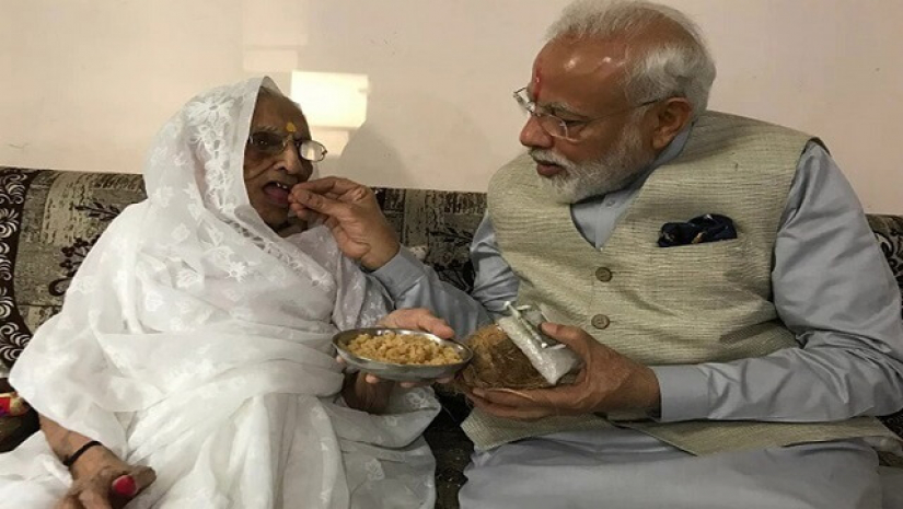 মা হীরাবেনের সঙ্গে নরেন্দ্র মোদী