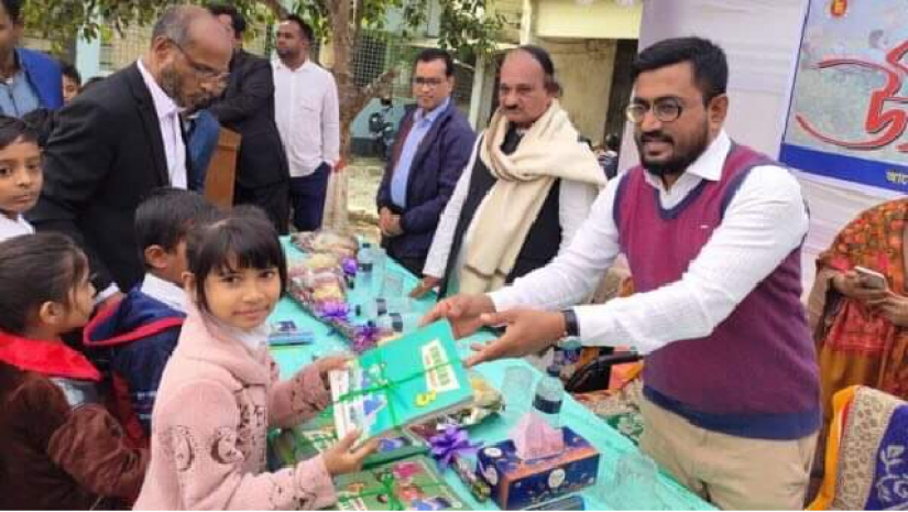 শরীয়তপুরে শিক্ষার্থীদের হাতে সাড়ে ২৪ লক্ষ নতুন পাঠ্যপুস্তক তুলে দেওয়া হয়েছে