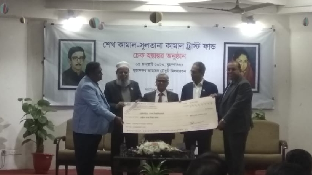 ঢাবি ভিসি অধ্যাপক ড. মো. আখতারুজ্জামানের কাছে ৪০ লাখ টাকার চেক প্রদান