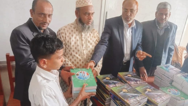 নোয়াখালীতে ৩৬ লাখ নতুন বইয়ের ঘাটতি