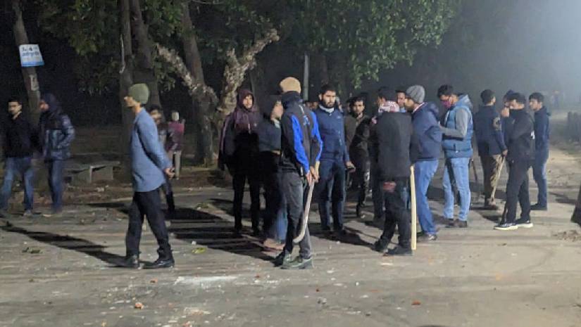 শাটলে সিট দখল নিয়ে চবি ছাত্রলীগের দু’পক্ষের সংঘর্ষ