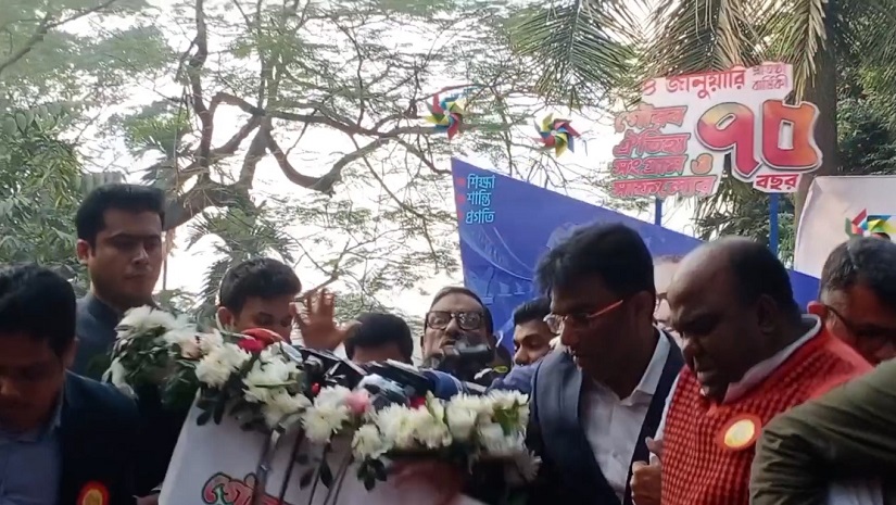 মঞ্চ ভেঙে পড়ার সময়