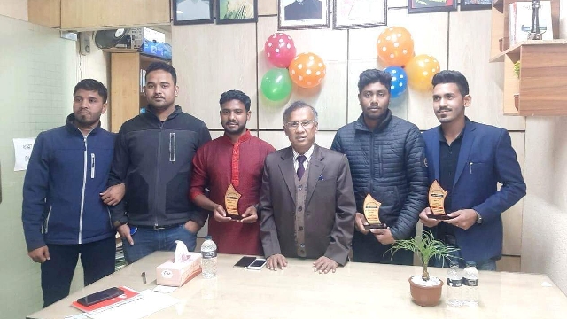 ডিআইইউসাস বেস্ট রিপোর্টিং অ্যাওয়ার্ড পেলেন ৩ শিক্ষার্থী
