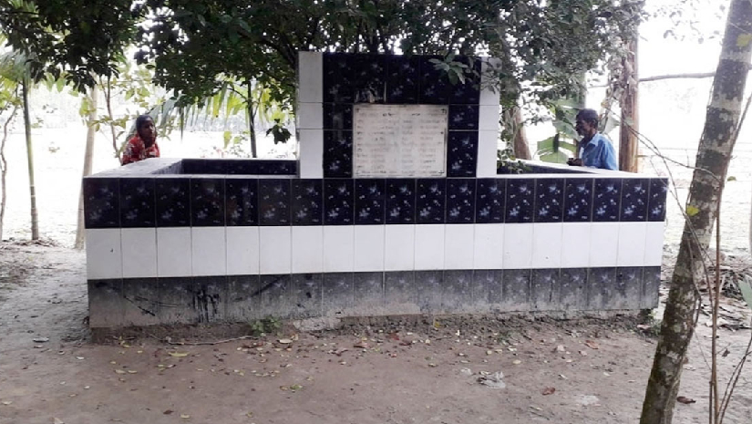 ফেলানীর কবরের পাশে তার বাবা-মা