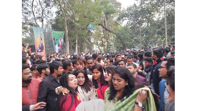 মঞ্চ ভেঙে আহতদের প্রতি সমবেদনা ছাত্রলীগের