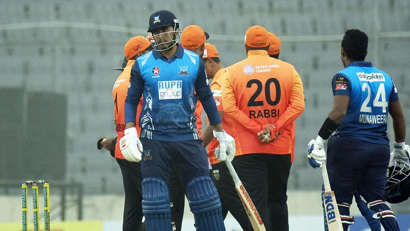 আউট হয়েও মাঠ ছাড়েননি সৌম্য, সিদ্ধান্ত বদলাতে বাধ্য হয়েছেন আম্পায়ার