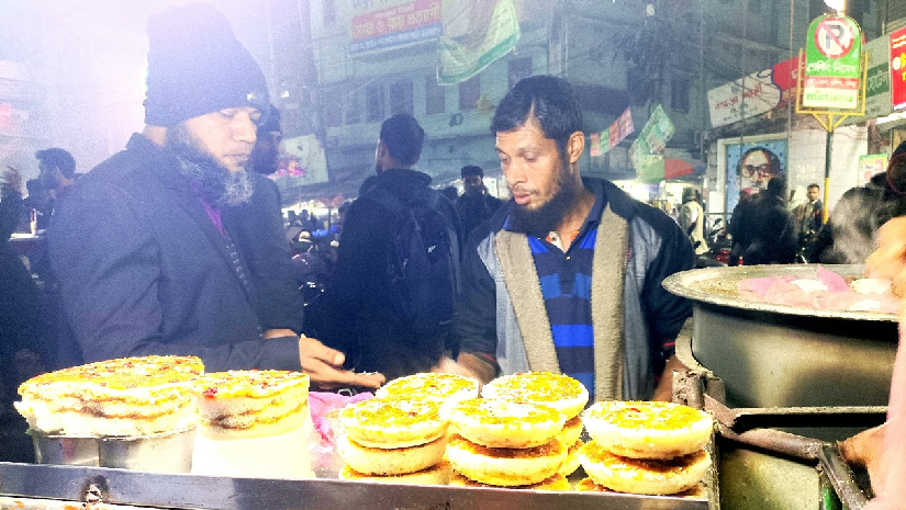 তীব্র শীতে বগুড়ায় জমে উঠেছে পিঠা বিক্রি