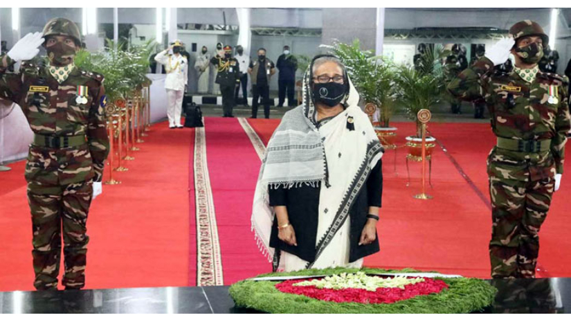 স্বদেশ প্রত্যাবর্তন দিবসে বঙ্গবন্ধুর প্রতিকৃতিতে প্রধানমন্ত্রীর শ্রদ্ধা
