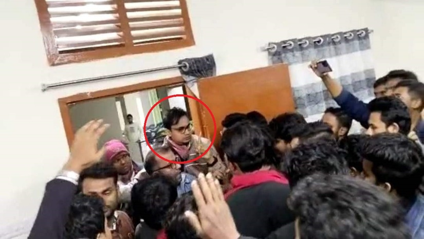 ছাত্রলীগ নেতাকে গালি দেওয়া সহকারী প্রক্টর অমিত দত্ত