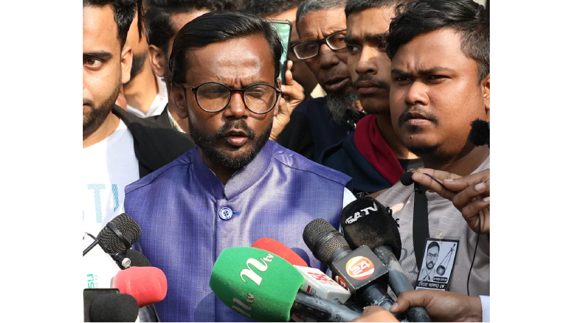 নিজ কেন্দ্র এরুলিয়া উচ্চ বিদ্যালয়ে ভোট প্রদানের পর গনমাধ্যমের সাথে কথা বলছেন হিরো আলম