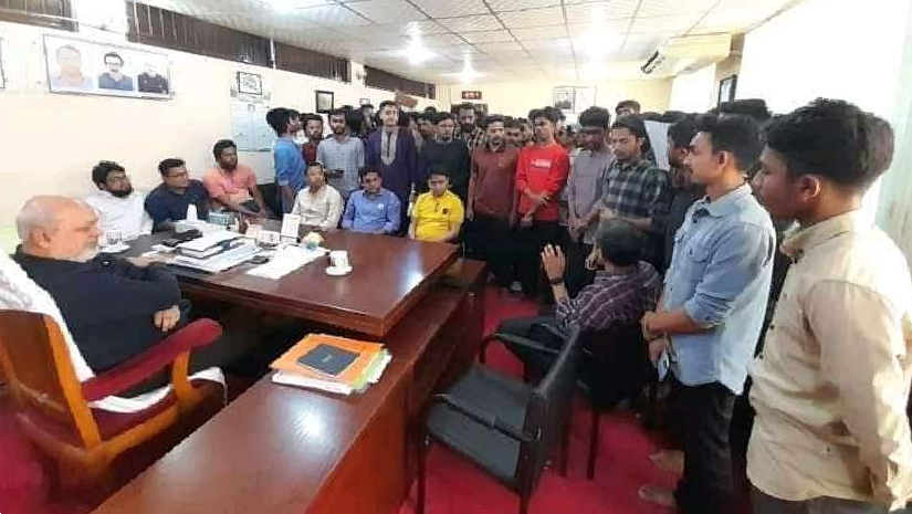 নিয়োগে শিক্ষার্থীদের অগ্রাধিকারের দাবিতে উপাচার্যের নিকট স্মারকলিপি হস্তান্তর করছে নোবিপ্রবি ছাত্রলীগ