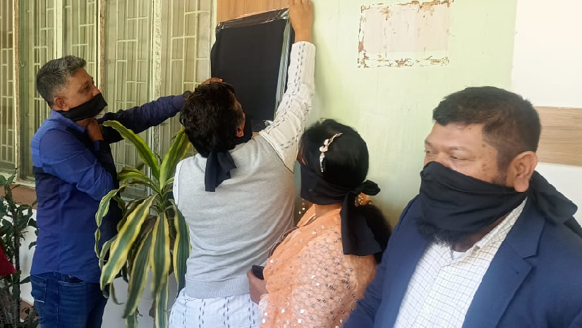 কালো কাপড়ে চবি রেজিস্ট্রারের নাম ফলক ঢেকে দিলেন কর্মকর্তারা