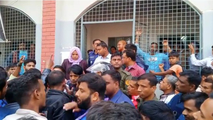 শিক্ষকদের অবরুদ্ধ করে বিক্ষোভ