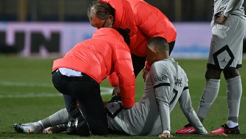 চোট পেয়ে মাঠ ছাড়লেন কিলিয়ান এমবাপ্পে