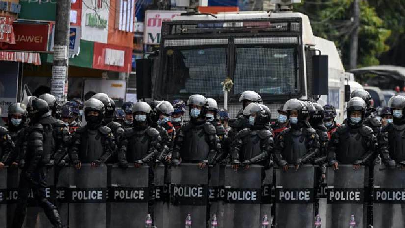 মিয়ানমারে ৩৭ শহরে সামরিক আইন জারি 